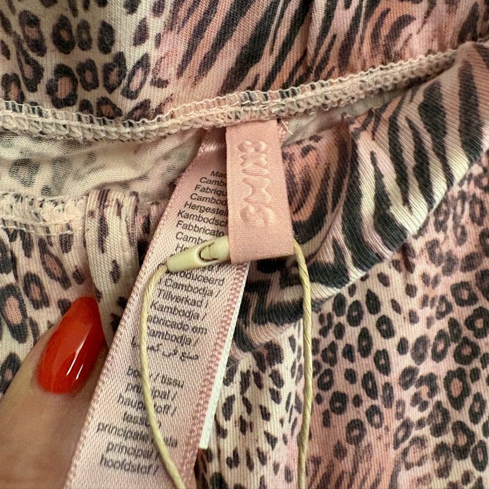 SKIMS Pink Animal Print Pajama Sleep Set Top & Pants Small NWT $88 retail - Picture 9 of 13